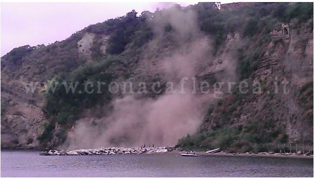 MONTE DI PROCIDA/ Nuova frana ad Acquamorta, sfiorati alcuni bagnanti