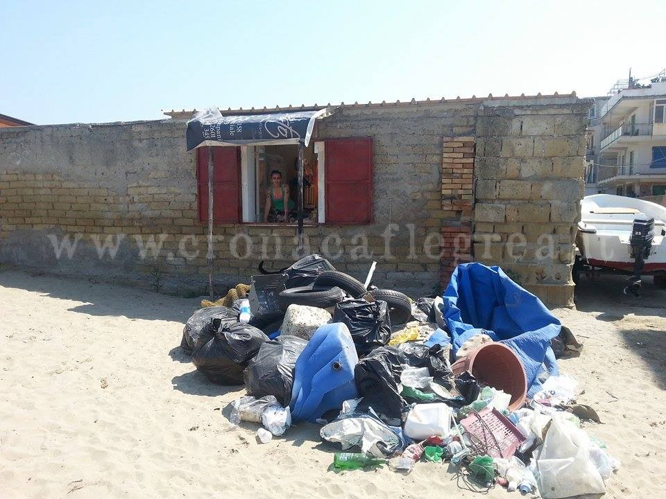 LA VERGOGNA/ Rifiuti abbandonati davanti alla finestra di casa, scene da “terzo mondo” a Licola mare – LE FOTO