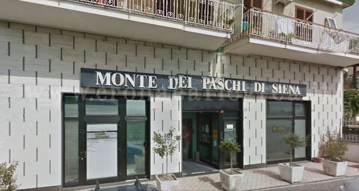 BACOLI/ Sfondano il muro della banca e mettono a segno una rapina da 150mila euro