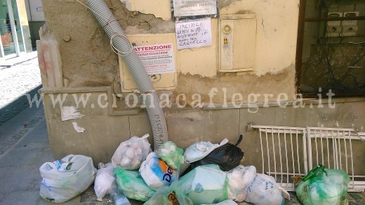 Il cartello affisso sul cumulo di rifiuti
