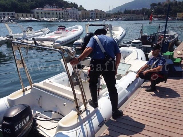 ISCHIA/ Noleggiano un gommone per portare droga sull’isola: scoperti e arrestati