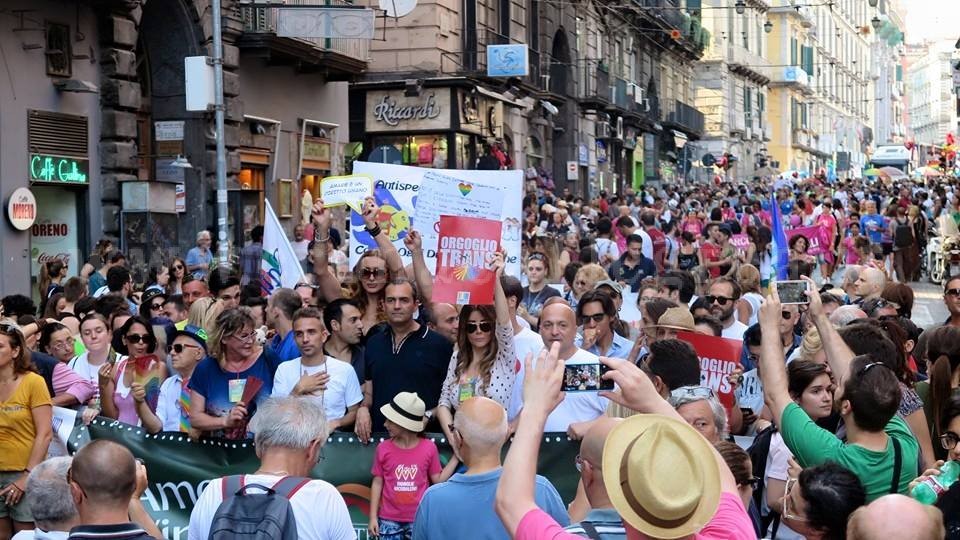 Tantissimi dai Campi Flegrei per il Gay Pride: “L’amore vince, diritti uguali per tutti”