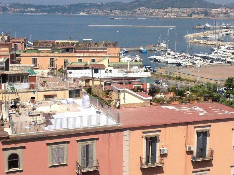 POZZUOLI/ Abusivismo, in città i tetti diventano terrazzi – LE FOTO