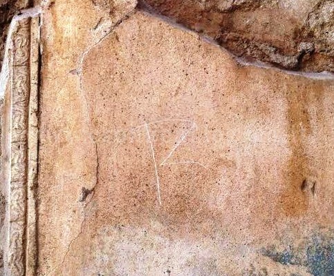 Incide le sue iniziali su muro di Pompei, denunciato turista 14enne