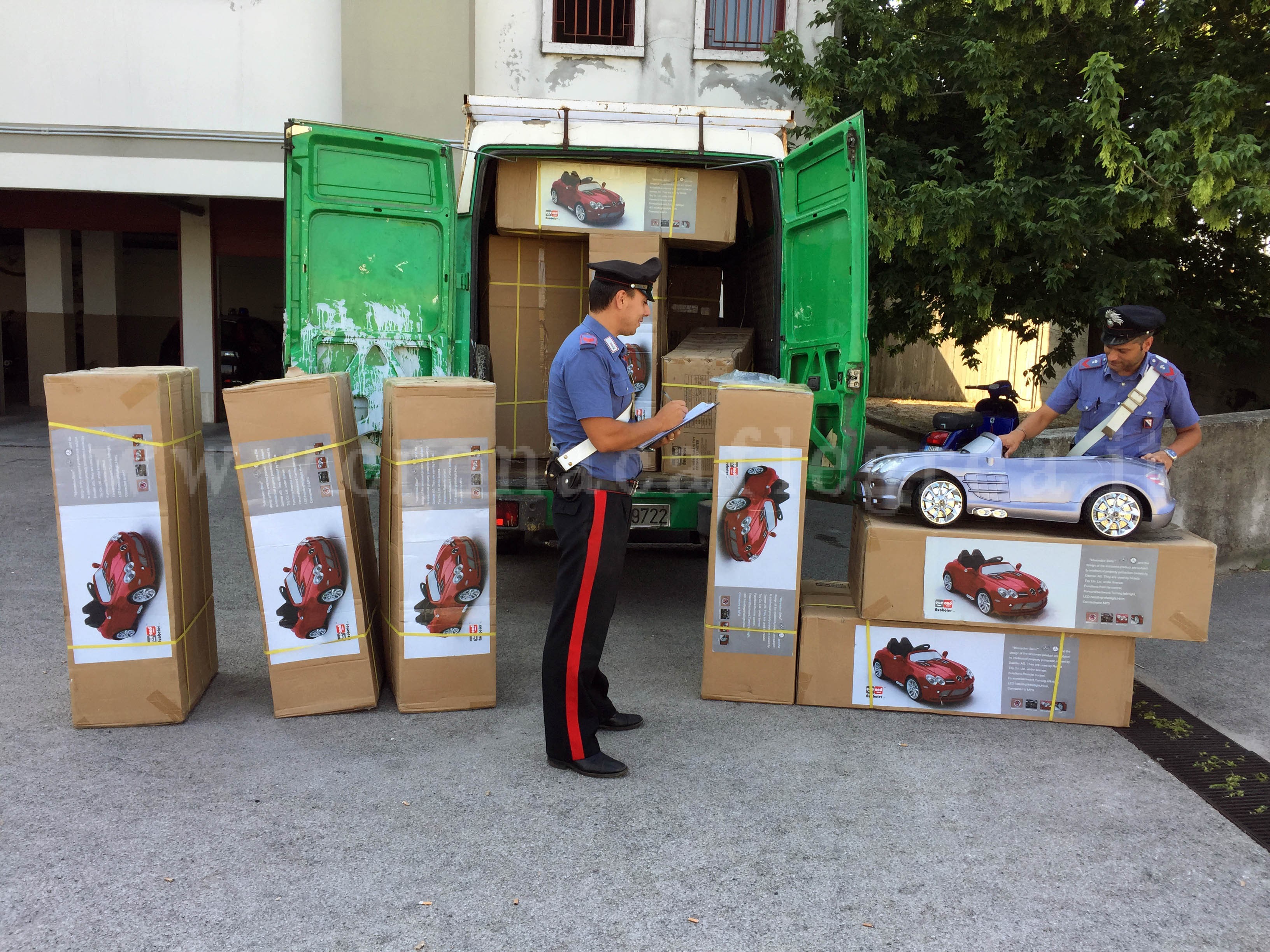 Rubano automobiline per bambini, presi sul fatto dai carabinieri