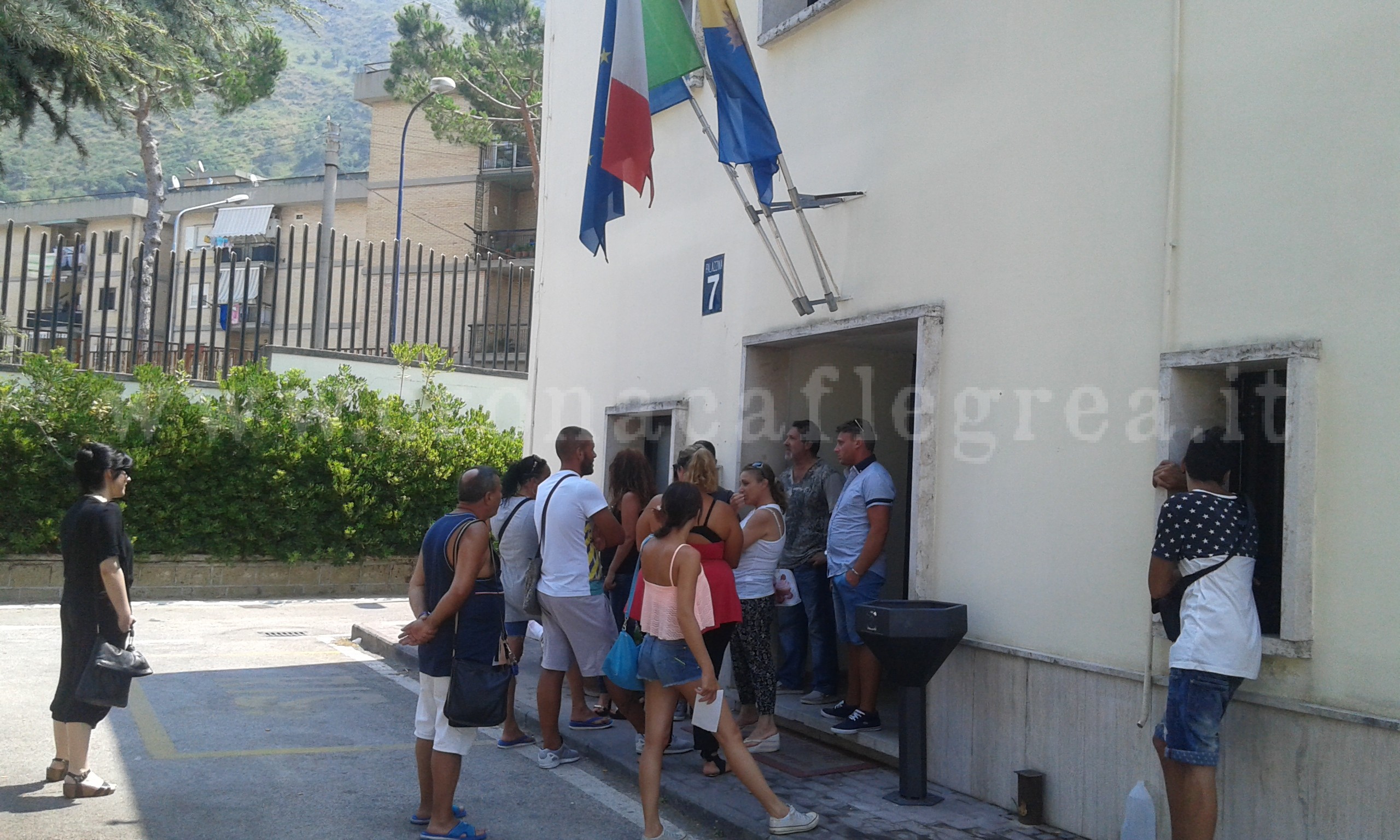 POZZUOLI/ “Abusivi” di via Napoli: «Il bando spiagge avvantaggia i ricchi e mette per strada noi» – LE FOTO