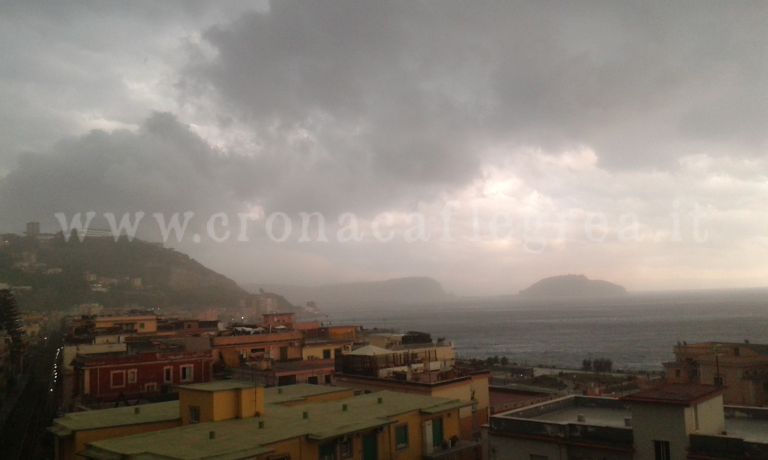 METEO/ Cielo nero, vento e pioggia: “Caronte” saluta i Campi Flegrei – LE FOTO