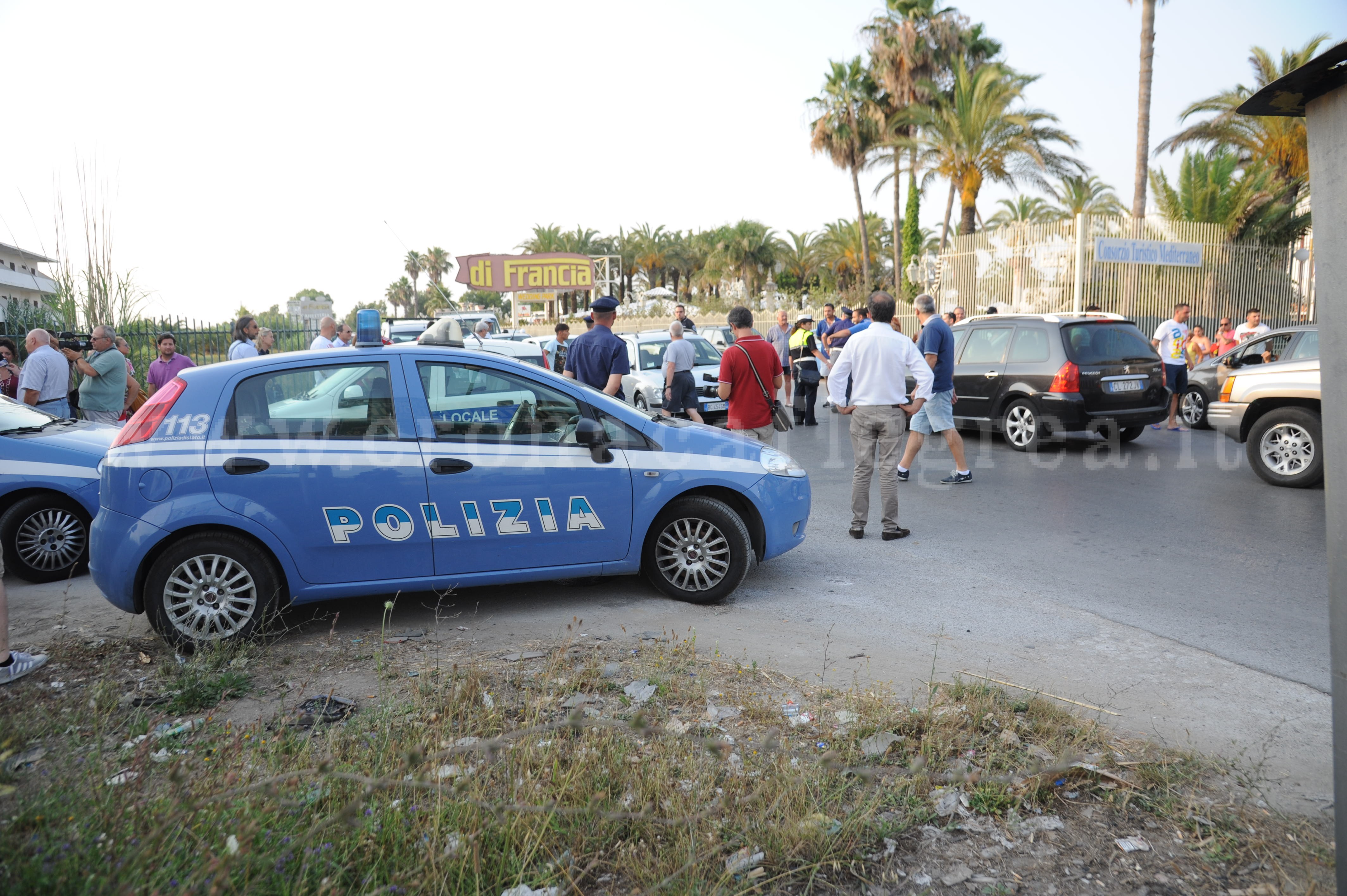 LICOLA/ Continua la protesta anti-immigrati, manifestanti bloccano la Domitiana – LE FOTO