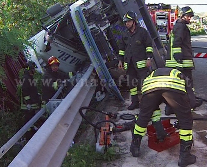 Camion si ribalta, muore autotrasportatore di Pozzuoli – LA FOTO DELLA TRAGEDIA