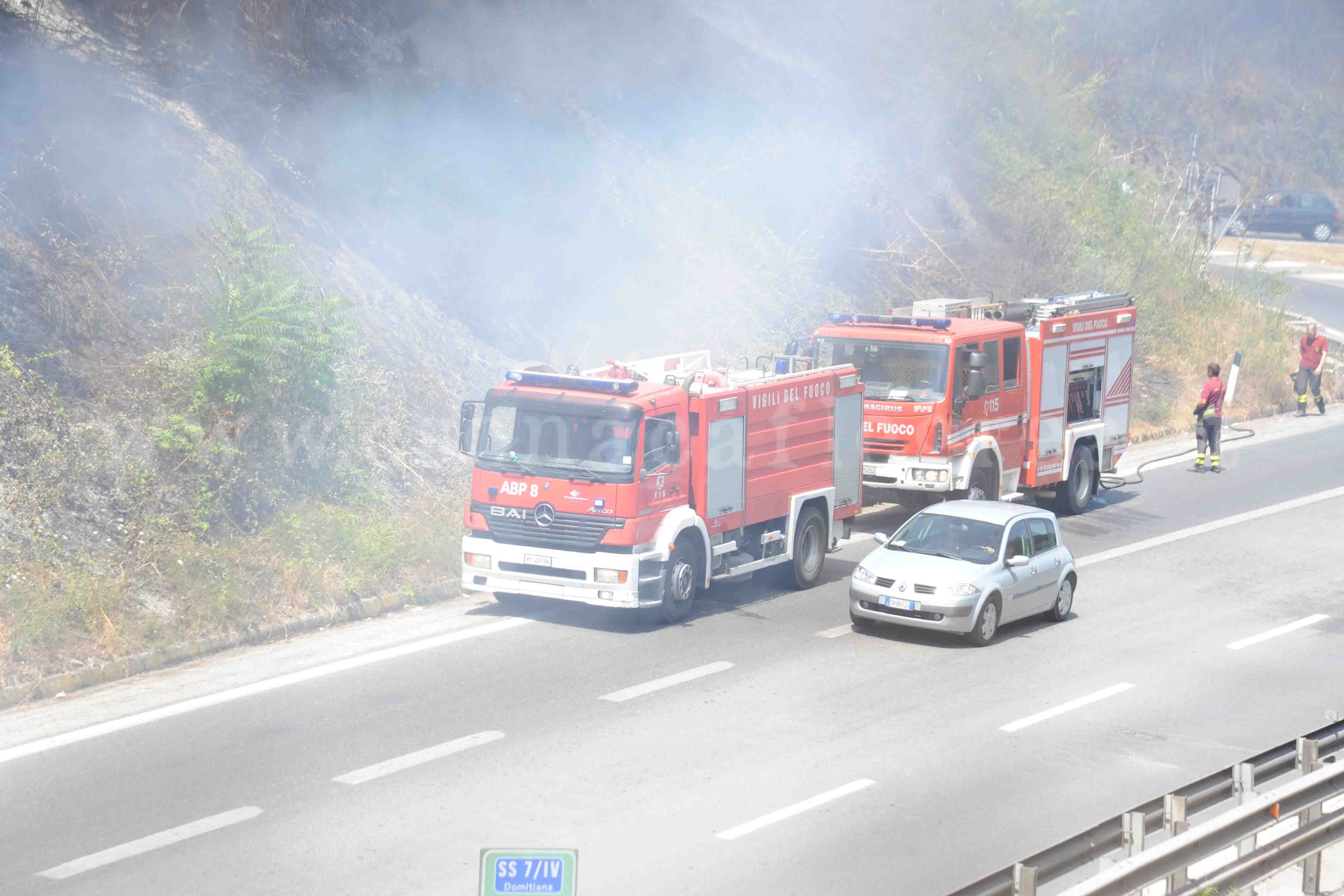 POZZUOLI/ Incendio allo svincolo di Monterusciello