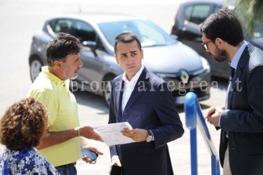 Luigi Di Maio appena arrivato al depuratore