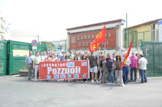 La delegazione fuori i cancelli del Comune di Pozzuoli