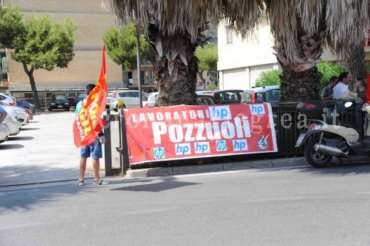 I lavoratori HP fuori il Comune di Pozzzuoli