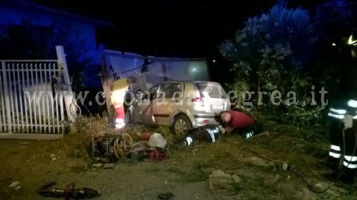 L'auto della giovane si è schiantata contro il cancello di una vila