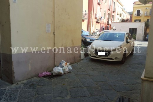 I sacchetti spesso restano per strada