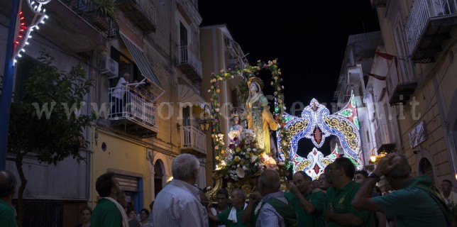 BACOLI/ La città in festa per Sant’Anna: luminarie, fuochi d’artificio e spettacoli