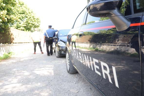 POZZUOLI/ Aggredisce e minaccia i parenti per soldi: 40enne arrestato a Licola Mare