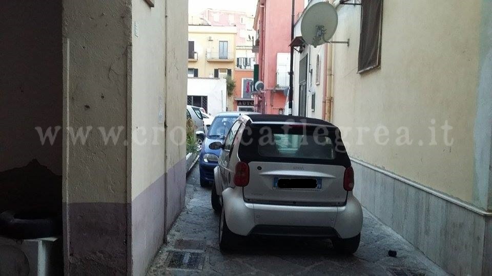 POZZUOLI/ Vicoletti bloccati dalle auto in sosta selvaggia: SOS dei residenti – LE FOTO