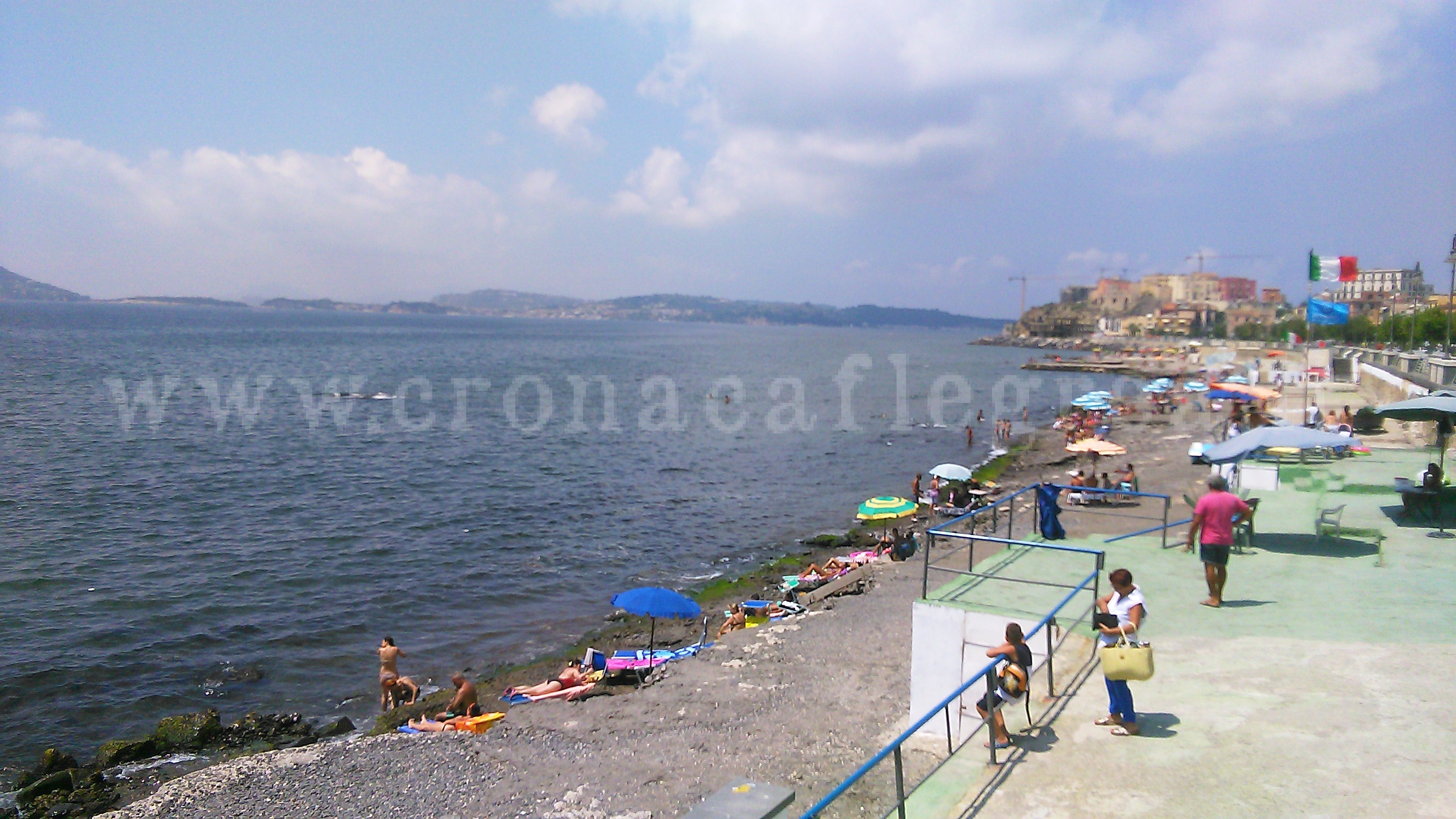 POZZUOLI/ Dopo 15 giorni il mare di Via Napoli torna balneabile