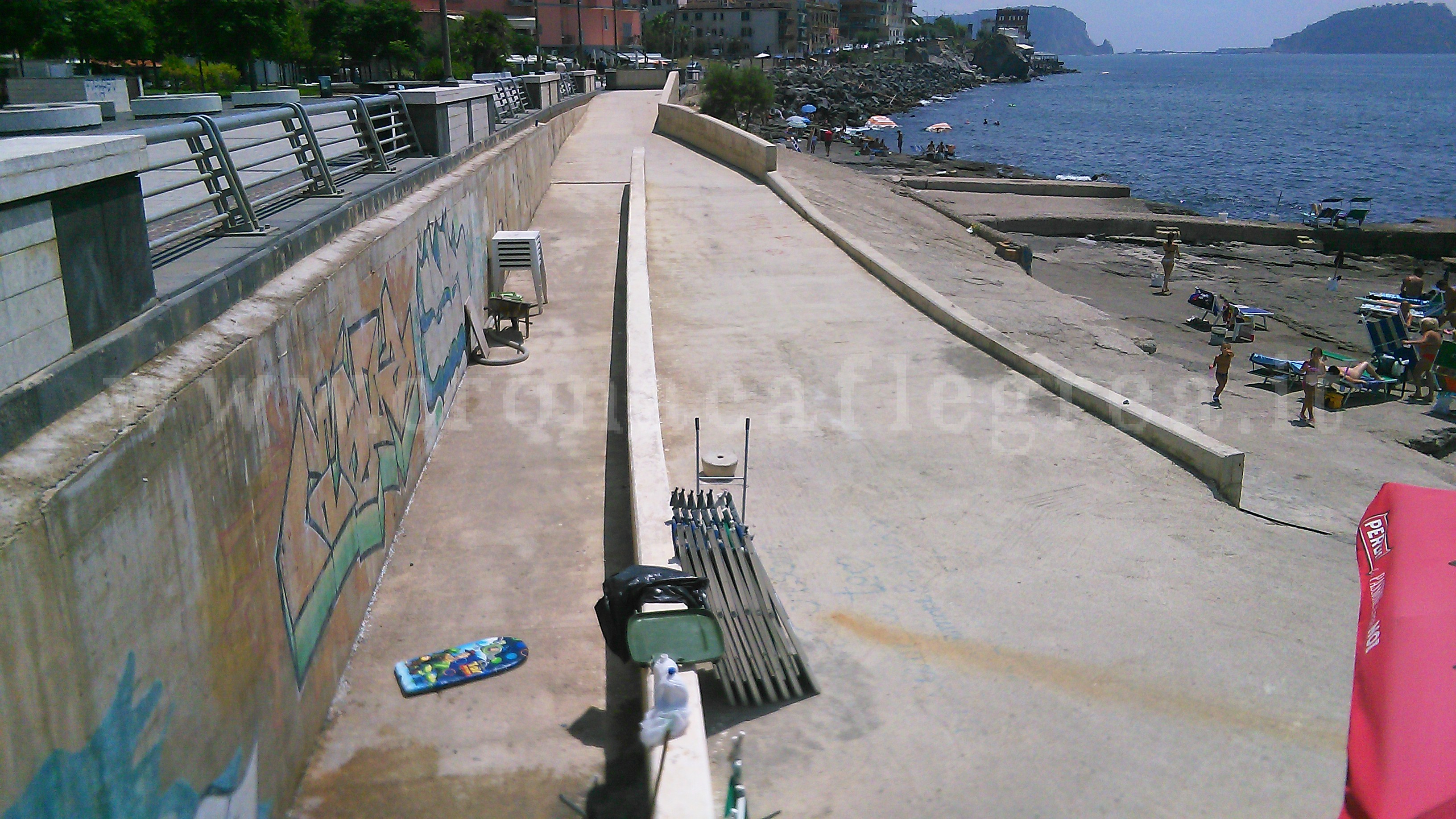 POZZUOLI/ Blitz sulla spiaggia di via Napoli: sequestrati ombrelloni e lettini. Quattro persone denunciate – LE FOTO