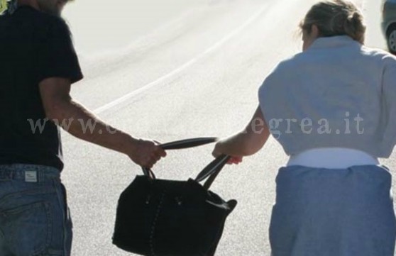 Scippa la borsa a turista francese e si nasconde sotto ad una auto: arrestato