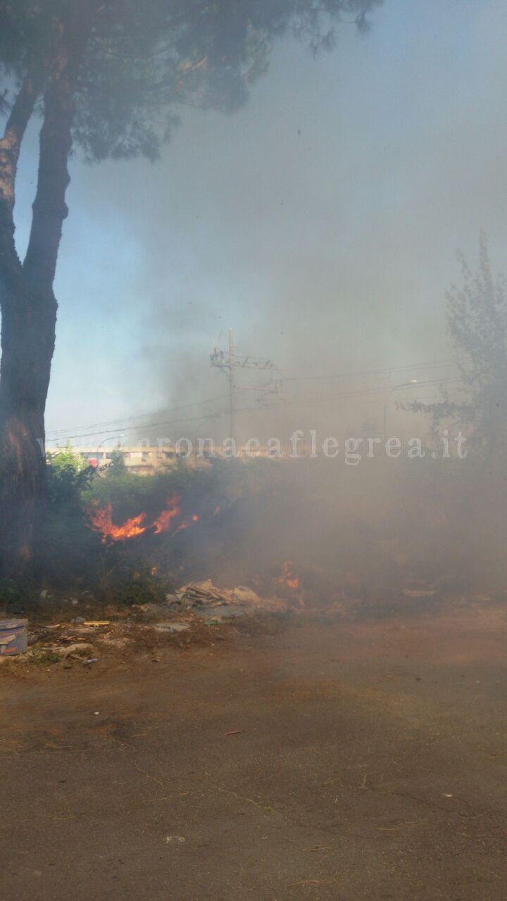 POZZUOLI/ Fiamme anche a Monterusciello, bruciano cumuli di eternit – LA FOTO