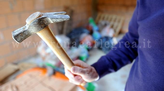 QUARTO/ Prende a martellate la porta di casa della sua ex fidanzata: arrestato