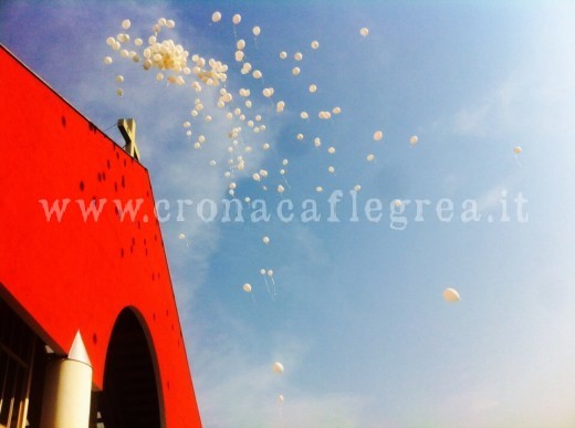 I palloncini bianchi fuori la chiesa del Divin Maestro