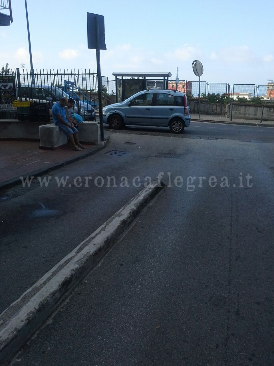 POZZUOLI/ Auto in sosta selvaggia blocca l’uscita dal parco. I residenti: «Dove sono i vigili?»