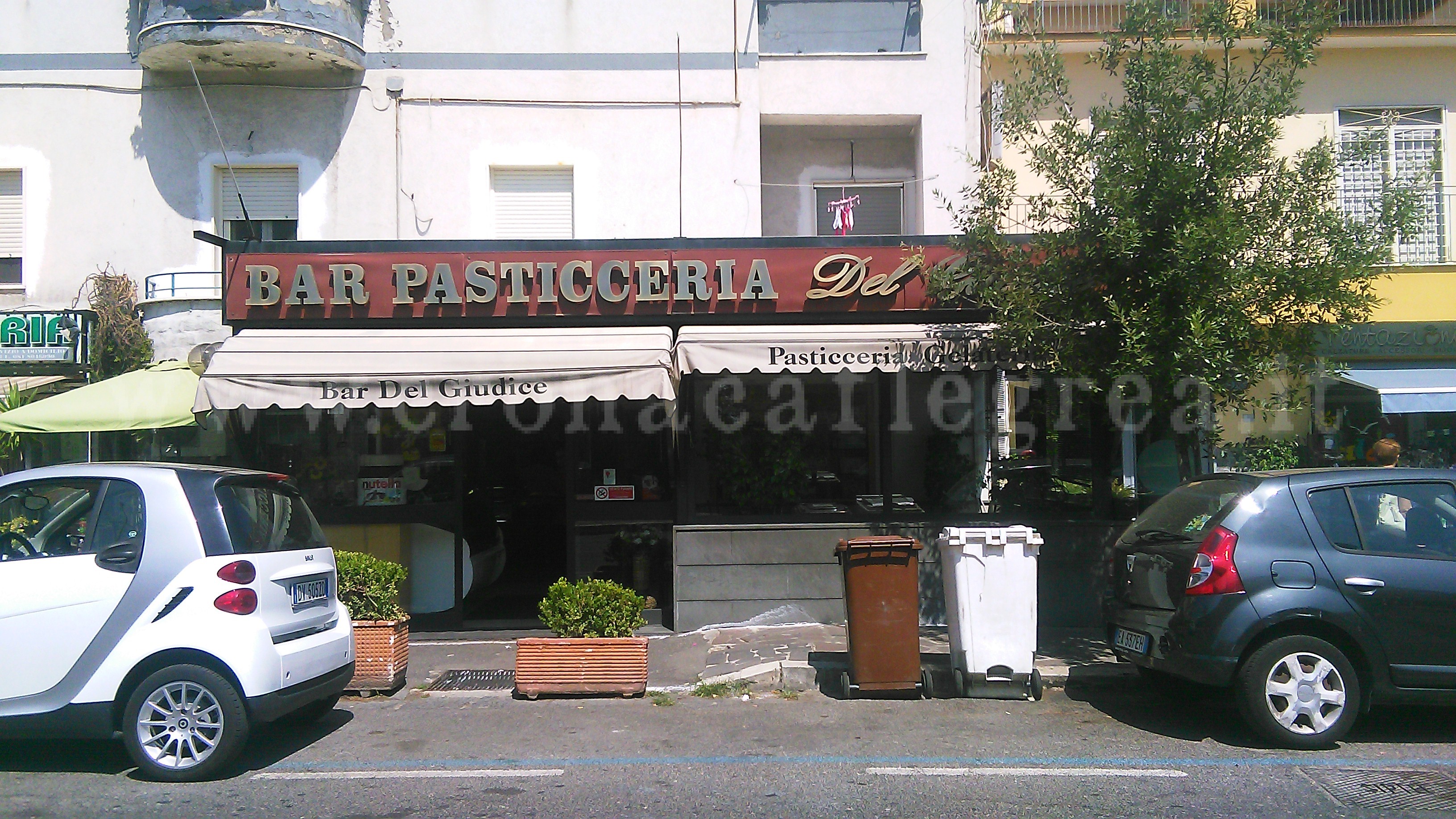 POZZUOLI/ Terrore ad Arco Felice, banditi armati rapinano il bar Del Giudice