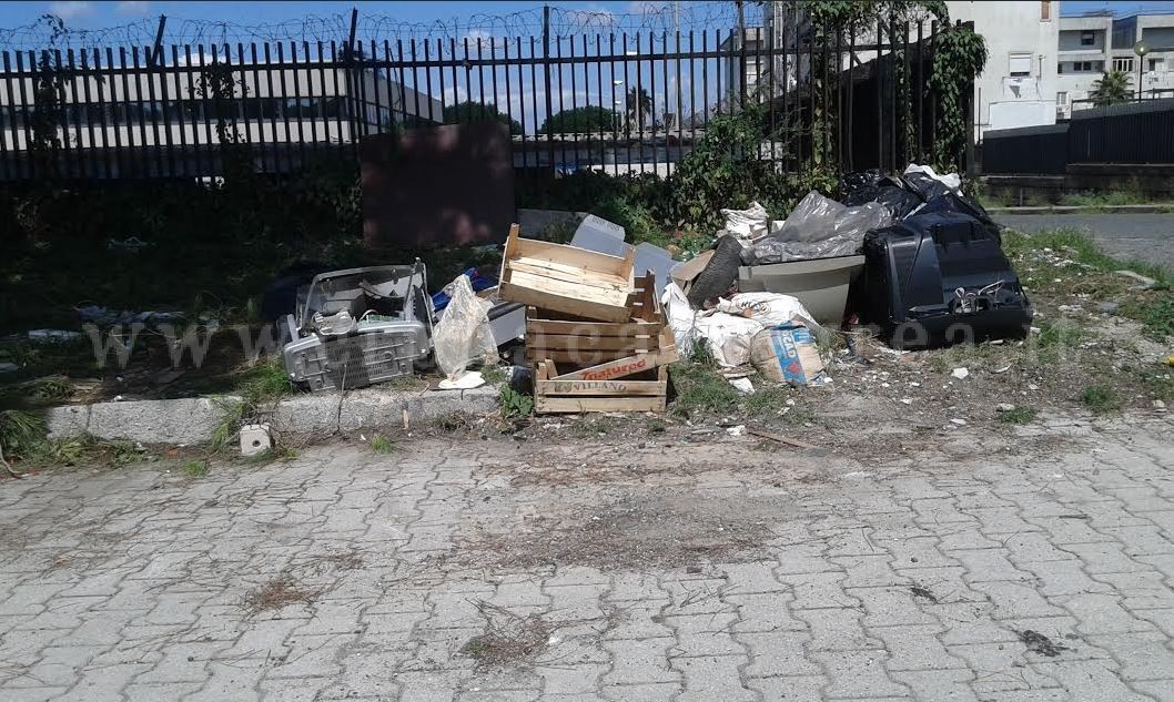 POZZUOLI/ Incivili scatenati: a Monterusciello non si fermano gli scarichi abusivi – LE FOTO