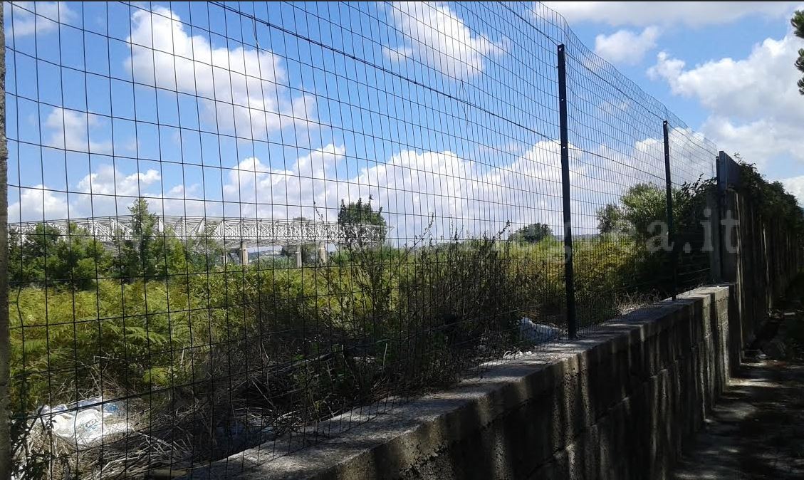 POZZUOLI/ Realizzano il recinto anti-incivili ma dimenticano i rifiuti – LE FOTO