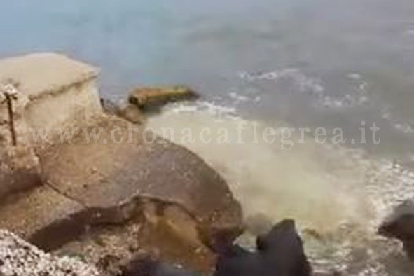 POZZUOLI/ Liquami in mare a via Napoli – GUARDA IL VIDEO