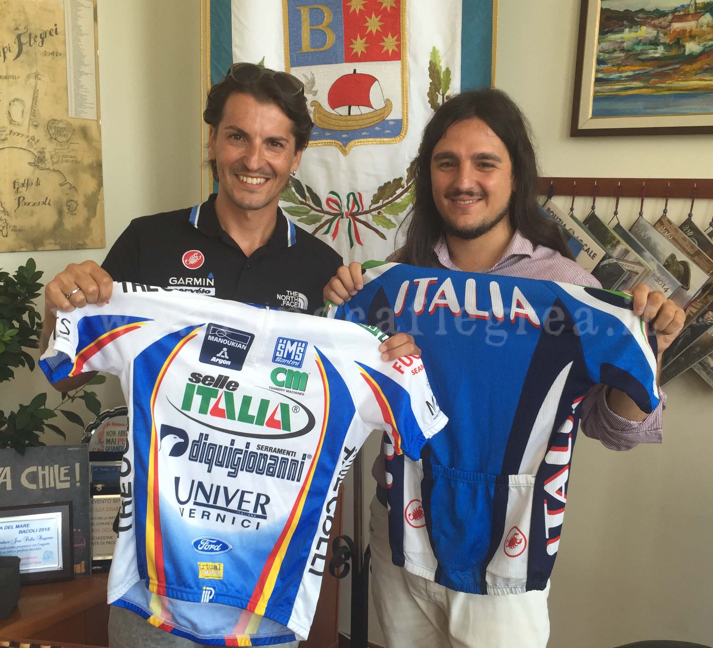 Il ciclista Raffaele Illiano insieme al sindaco Josi Della Ragione
