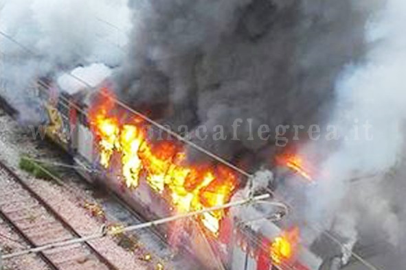 Il treno della Cumana in fiamme