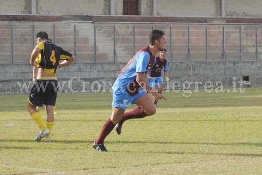 Cangiano esulta dopo il gol