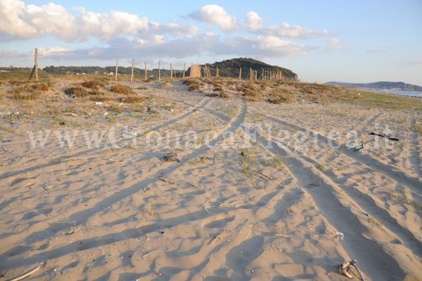 LA VERGOGNA/ Le dune e la spiaggia di Cuma: da paradiso naturalistico a inferno – LE FOTO