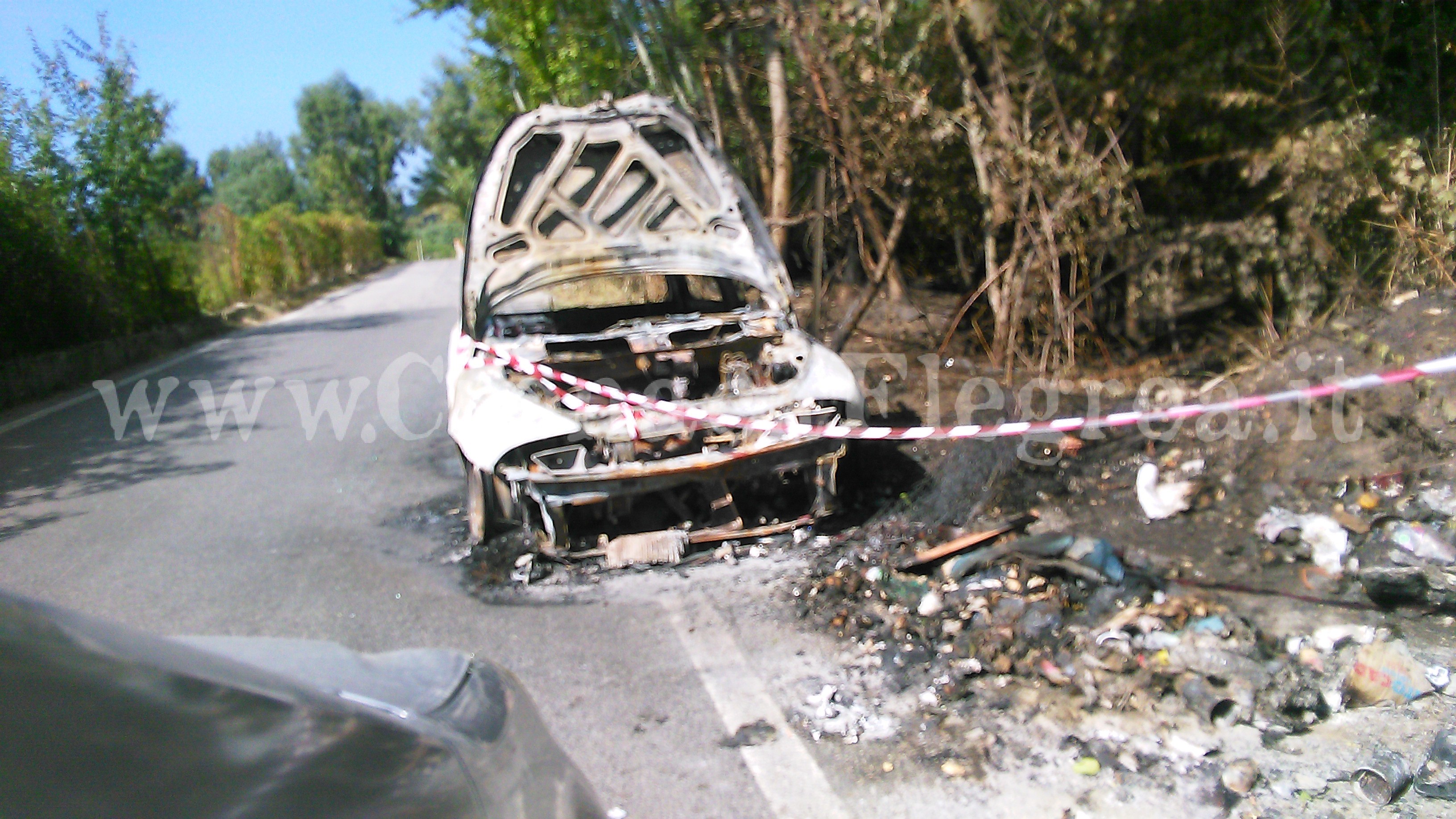 VARCATURO/ Auto distrutta dalle fiamme nella strada-discarica