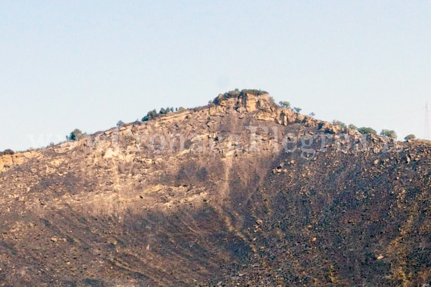 POZZUOLI/ Domati i roghi, sui monti restano fumo e cenere – LE FOTO