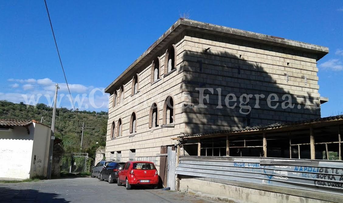 POZZUOLI/ L’inferno del Lago d’Averno è fatto di cemento e mattoni – LE FOTO