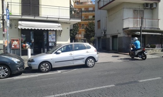 Le auto parcheggiate all'uscita del Parco Di Bonito complicano l'immissione in strada
