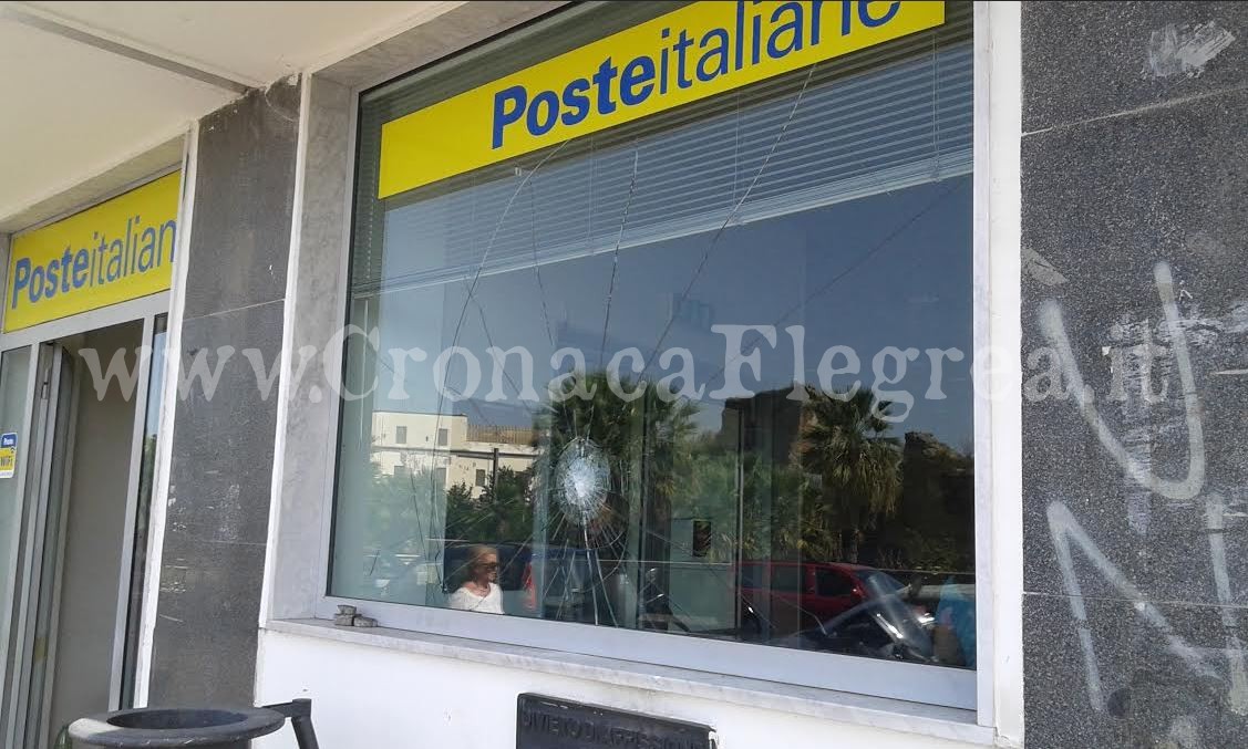 POZZUOLI/ Raid a colpi di pietre contro l’ufficio postale – LE FOTO