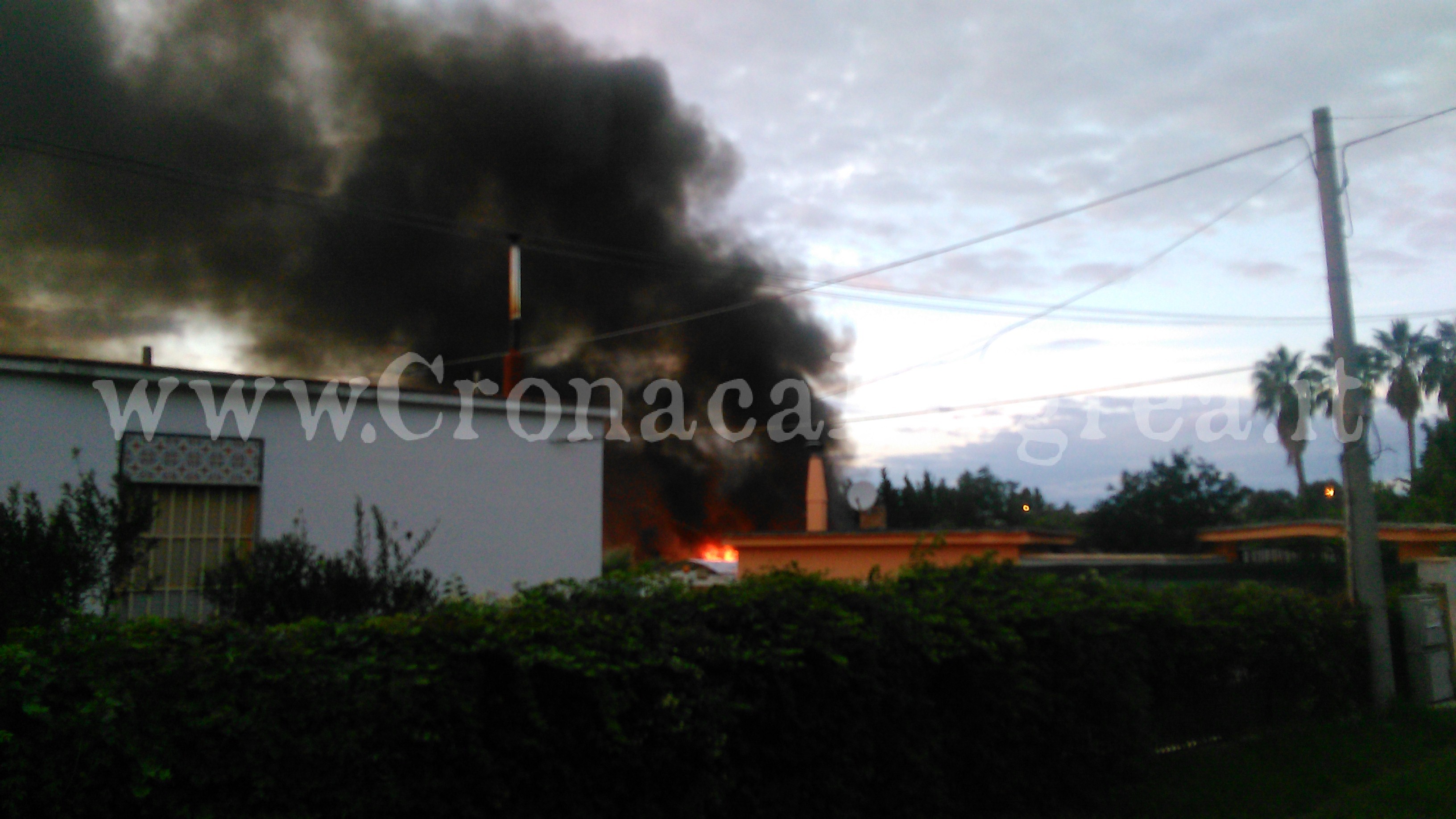 POZZUOLI/ Deposito in fiamme, pomeriggio di paura a Licola – LE FOTO