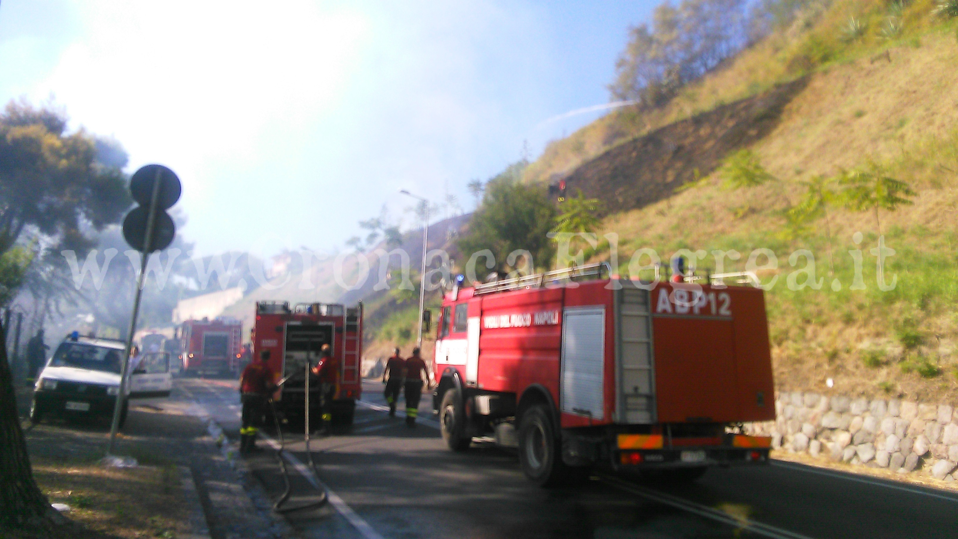 POZZUOLI/ Maxi rogo lungo la strada, passeggeri abbandonano gli autobus – LE FOTO