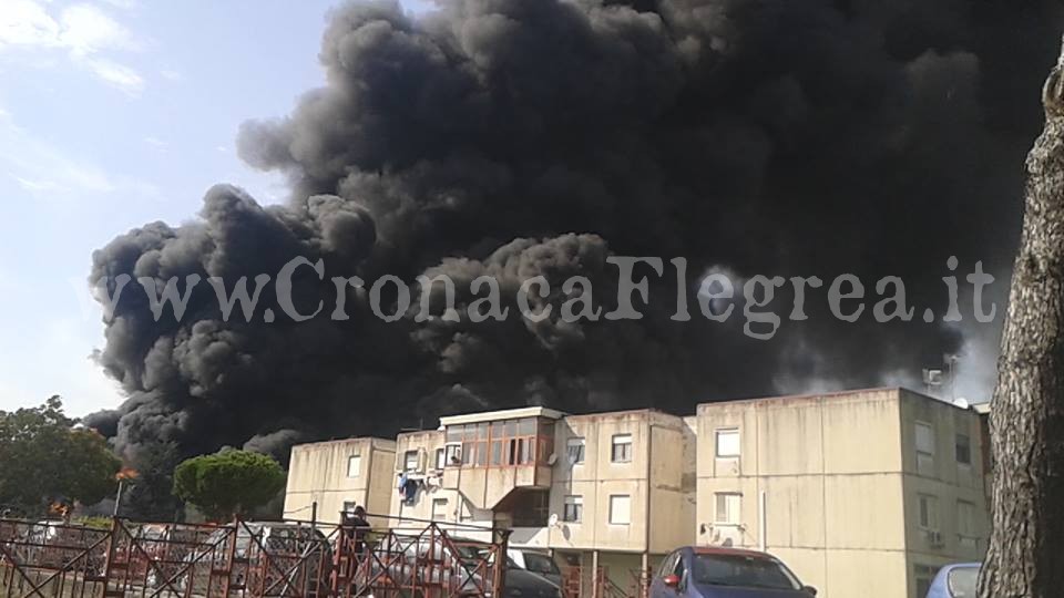 POZZUOLI/ Fiamme e fumo invadono case e strade, terrore a Monterusciello – LE FOTO