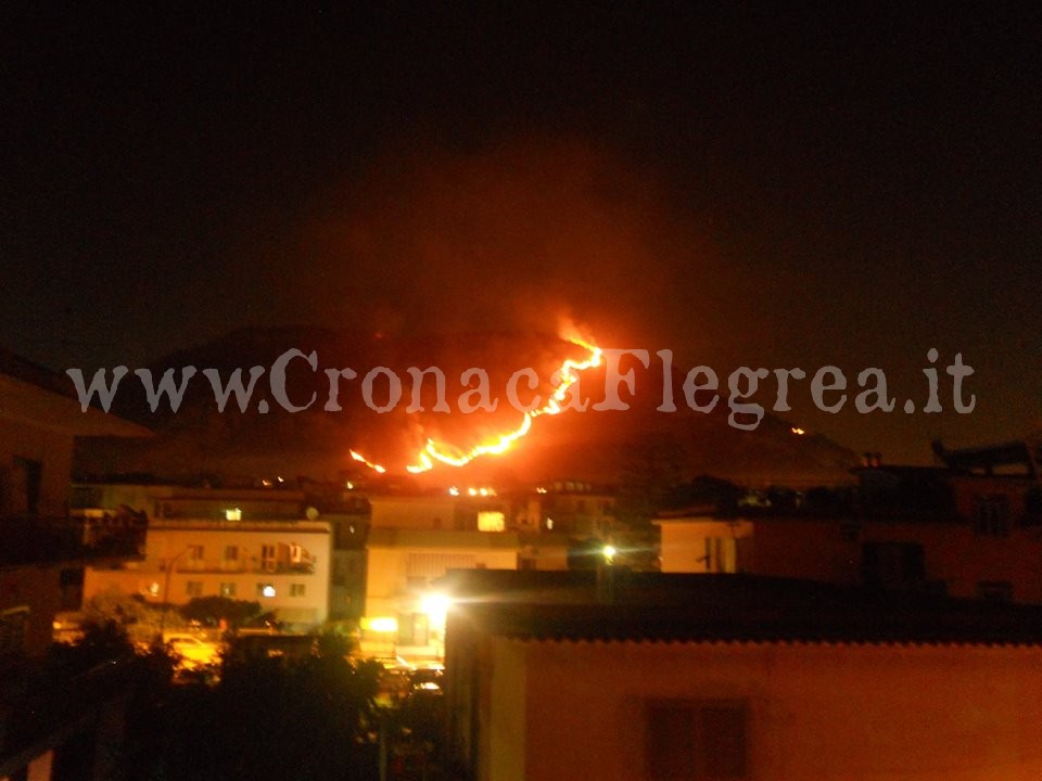 POZZUOLI/ Brucia ancora il Monte Barbaro