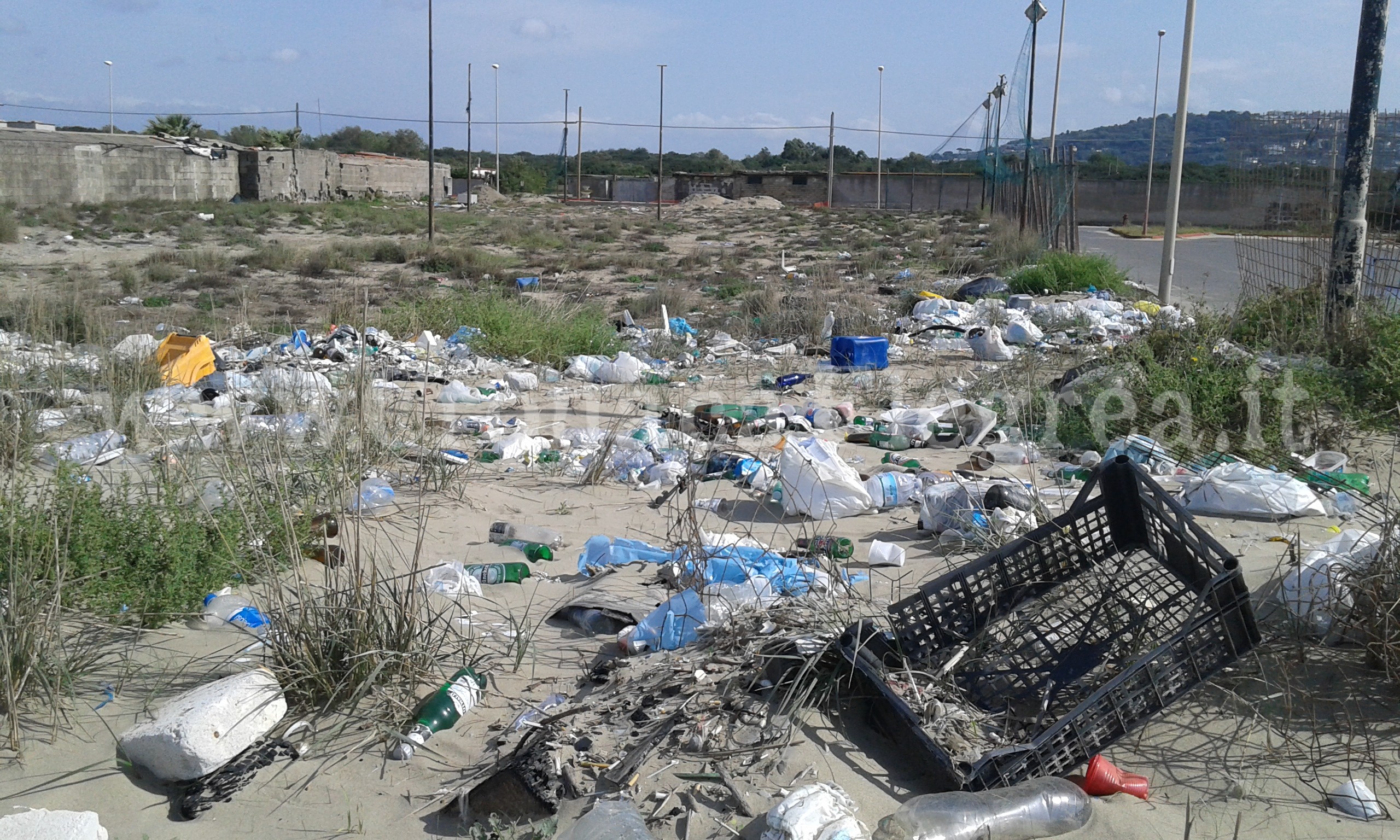 LICOLA/ Strade e spiagge invase dai rifiuti – LE FOTO