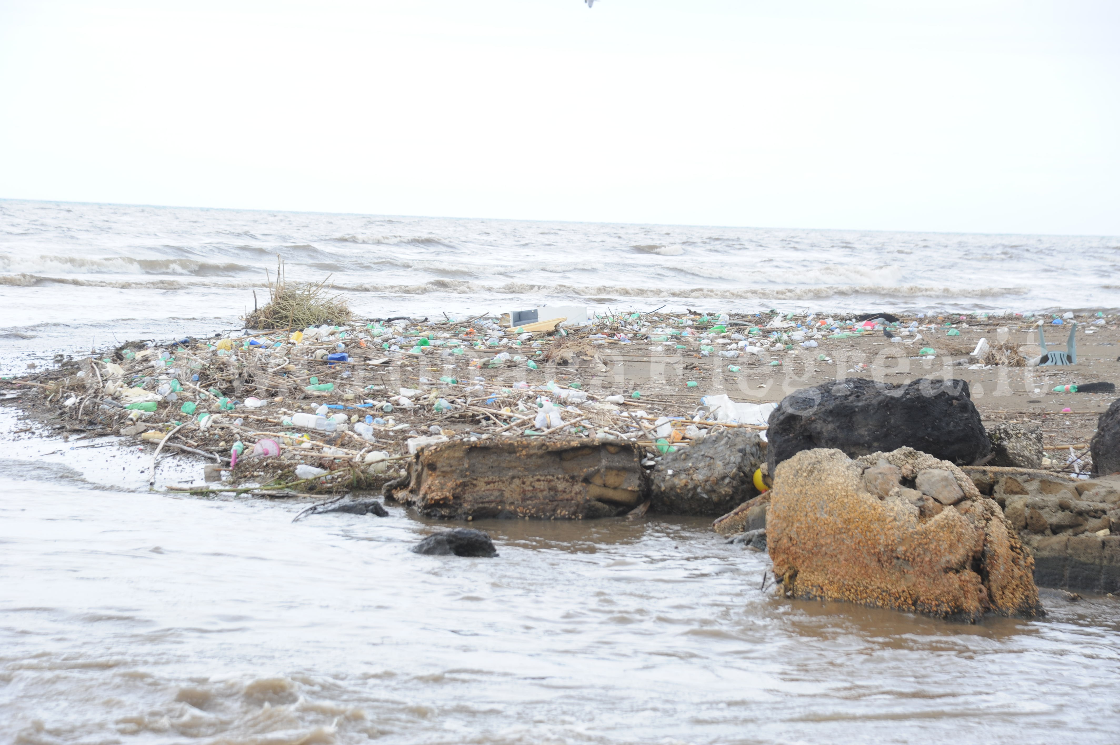 POZZUOLI/ L’alveo vomita rifiuti e liquami nel mare di Licola – LE FOTO