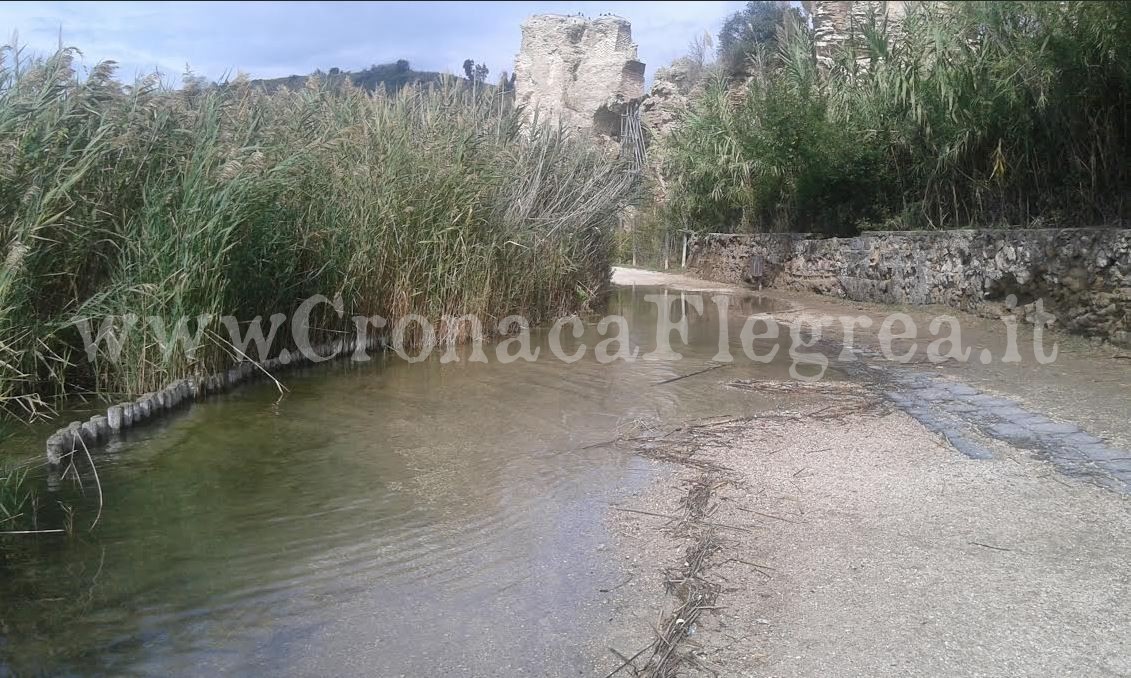 POZZUOLI/ Rotti gli argini, esonda il Lago d’Averno – LE FOTO