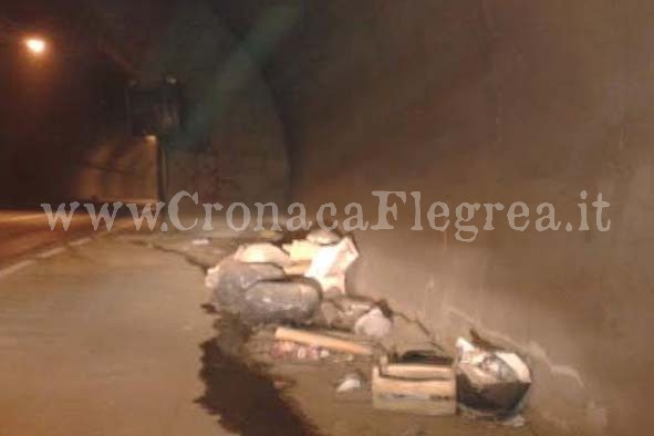 POZZUOLI-QUARTO/ Ancora rifiuti nel tunnel del Campiglione – LE FOTO